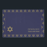 Salvamanteles Azul moderno| Disfruta De Tu Comida| ESTRELLA DE D<br><div class="desc">Moderna STAR azul oscuro de la mesa DAVID Placemats, mostrando con una estrella de oro falso de David en un patrón de baldosas. Cerca de la parte inferior, hay una estrella más grande de David, además del texto que dice DISFRUTAR DE TU COMIDA en inglés y en hebreo. Estos son...</div>