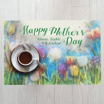 Salvamanteles Desayuno materno nombra Tulip acuarela<br><div class="desc">Sorprende a mamá con el desayuno en la cama, y organiza el evento con esta encantadora posada floral de primavera! Personalizada con los nombres de sus hijos, esta colorida alfombra es muy alegre, floreciendo con tulipanes acuarelas en color púrpura, amarillo y blanco contra un cielo azul brillante. La escena floral...</div>