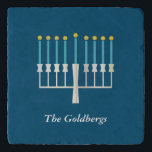 Salvamanteles Hanukkah Menorah en nombre de familia de Personali<br><div class="desc">Este elegante trívet personalizado presenta un diseño de temática Hanukkah de una minimalista menorah azul. Personalízalo con tu nombre. ¡Buena idea de regalo!</div>