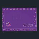 Salvamanteles Morado moderno | Disfruta De Tu Comida | ESTRELLA<br><div class="desc">Moderna ESTRELLA morada DE LA Mesa DAVID Placemats, mostrando con colorida Estrella de David en un patrón de baldosas. Cerca de abajo, hay una estrella más grande de David, más texto que dice DISFRUTAR DE TU COMIDA en texto en inglés y hebreo. Estos son PERSONALIZABLES para que puedas PERSONALIZAR con...</div>