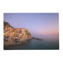 Puesta del sol sobre el pueblo de Manarola en