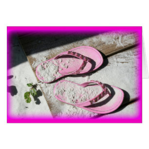 Sandalias arenosas rosadas del flip-flop en la