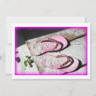 sandalias de arena rosa de tipo volteado en la pla