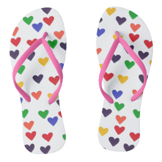 Sandalias de corazones arcoíris coloridos con corr
