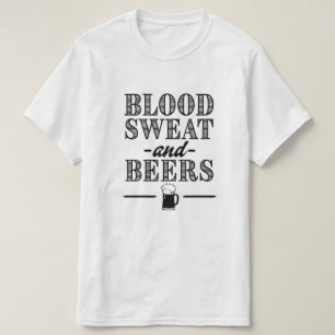 Sangre la camisa de los hombres divertidos sudada