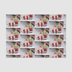 Santa construye un papel en el tejido de Snowman