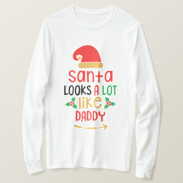 Santa se parece mucho a la camiseta de papá