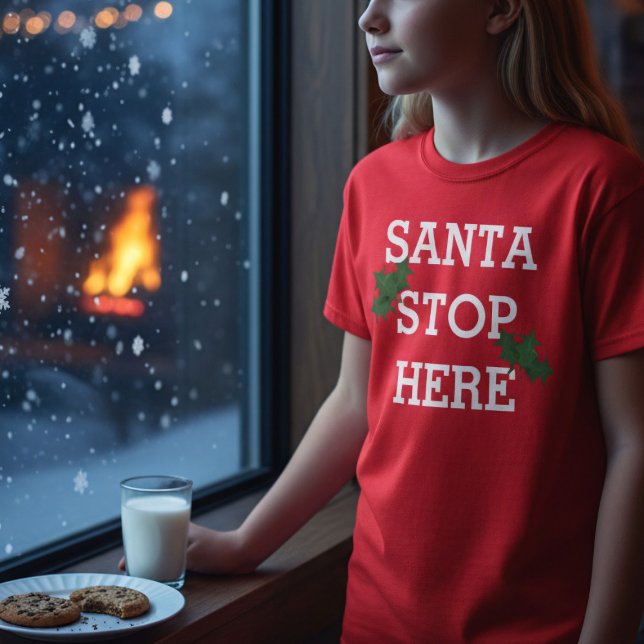 Santa Stop Here Funny Navidades festejan camiseta (Santa Stop Here! Fun and festive t-shirt to wear during the Holiday Season)