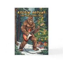 Sasquatch Rockeando alrededor del árbol de Navidad