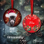 Sassy Pygmy Goat Santa Hat Ornamento de Navidad<br><div class="desc">Retrato pintado a mano de esta linda y fresca cabra pigmea en su Sombrero de Santa - en un fondo rojo profundo y crujiente con brillantes copos de nieve dorados. Ornamentos de Navidad de cabra para su regalo de Navidad, árbol de Navidad o adornos de ventana - personalizar la fecha...</div>