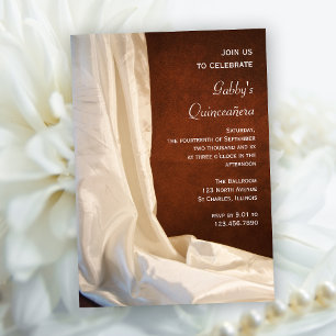 Satin blanco sobre la invitación a la fiesta de Qu