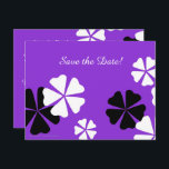 Save Date 70th Birthday Party Purple Invitación<br><div class="desc">Flores blancas y negras sobre un fondo morado profundo decoran esta elegante postal "Save the Date". El reverso tiene letras blancas en el mismo diseño de fondo. ¡Muy elegante! El texto predeterminado es para un cumpleaños número 70, pero puede cambiar fácilmente el texto por nombre, edad, fecha, ubicación, etc. La...</div>