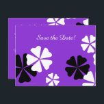 Save Date 70th Birthday Party Purple Invitación<br><div class="desc">Flores blancas y negras sobre un fondo morado profundo decoran esta elegante postal "Save the Date". El reverso tiene letras blancas en el mismo diseño de fondo. ¡Muy elegante! El texto predeterminado es para un cumpleaños número 70, pero puede cambiar fácilmente el texto por nombre, edad, fecha, ubicación, etc. La...</div>