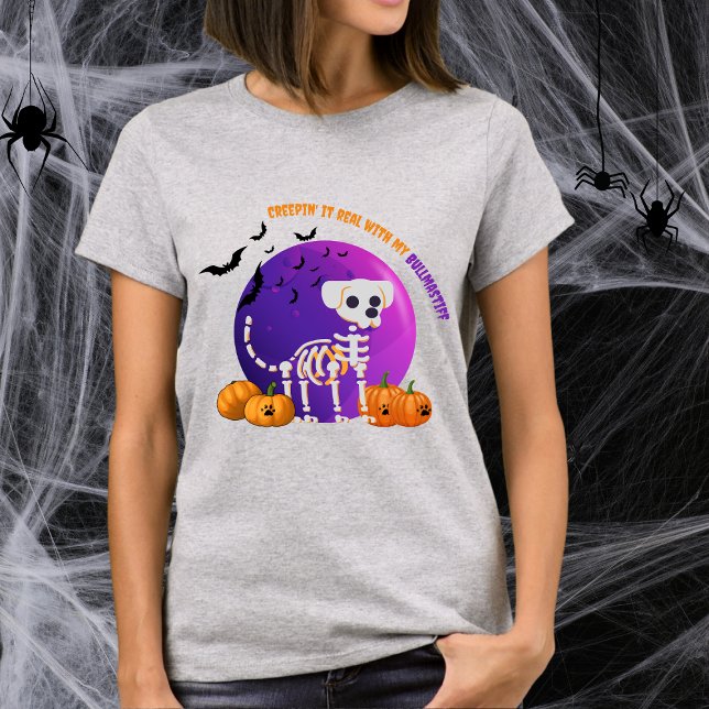 Scary Bullmastiff Halloween camiseta de luna llena (Spooky Halloween t-shirt with a dog skeleton, full moon, pumpkins, bats, and your favorite dog breed)