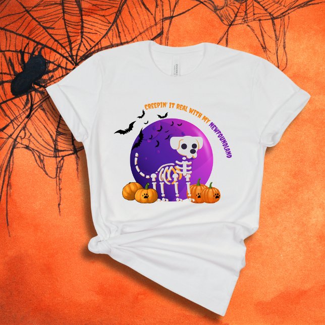 Scary Newfoundland Halloween Camiseta de luna llen (Spooky Halloween t-shirt with a dog skeleton, full moon, pumpkins, bats, and your favorite dog breed)