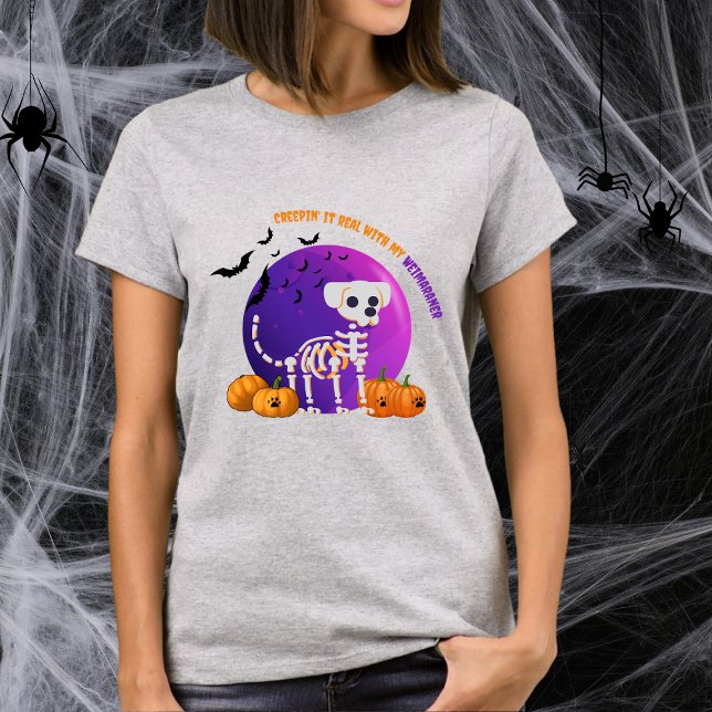 Scary Weimaraner Halloween Camiseta de Luna llena (Spooky Halloween t-shirt with a dog skeleton, full moon, pumpkins, bats, and your favorite dog breed)