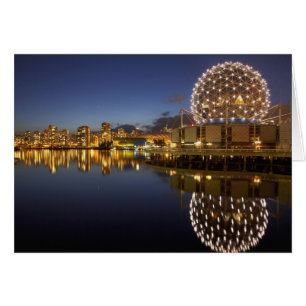 Science World y CBD reflejados en False Creek,