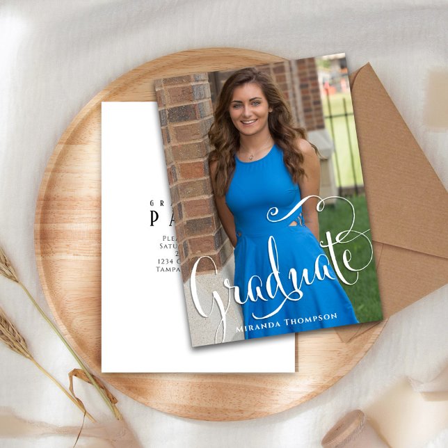 Script de caligrafía de plantilla de fotografía de (Graduation photo invitation announcement with black and white theme. )