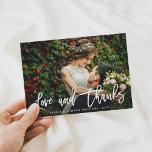 Script de moda Gracias Tarjeta fotográfica<br><div class="desc">Modern White Love y Gracias Script Tarjeta de agradecimiento con mensaje de texto Personalizado en la parte posterior. Perfecto para bodas,  cumpleaños,  graduaciones y otros eventos.</div>