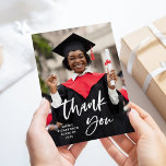 Script y foto casual | Graduación Gracias<br><div class="desc">Estas sencillas y modernas tarjetas magnéticas de agradecimiento a tu graduación incluyen la foto del grado,  con una tipografía moderna de escritura informal.</div>