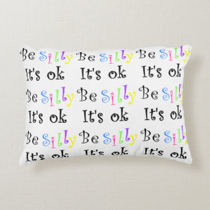 Sé tonto es almohada con acento correcto