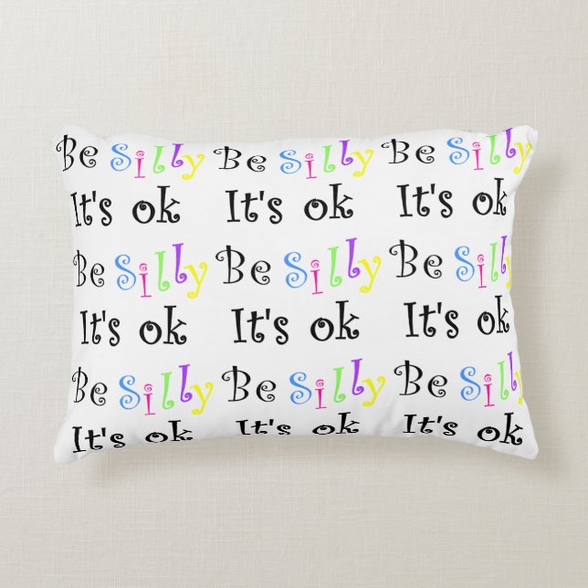 Sé tonto es almohada con acento correcto (Anverso)