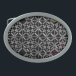 Se unió a la hebilla del cinturón de la encrucijad<br><div class="desc">Un intrincado patrón de cruces y círculos grises que se entrelazan sobre un fondo negro con sólo un toque de color.</div>