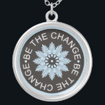 Sea el cambio - collar de la cita de 3 palabras<br><div class="desc">Lleve un collar de la cita de tres palabras para motivar y para inspirarse o para darlo como regalo único y memorable a su familia y amigos. El collar del mensaje con los diseños originales combina la inspiración con belleza</div>