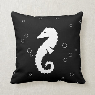 SEAHORSE WHITE sobre almohada negra