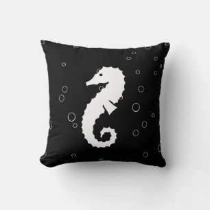 SEAHORSE WHITE sobre almohada negra