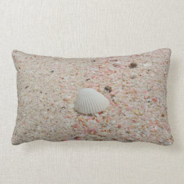 Seashell blanco y almohada rosada de la playa de