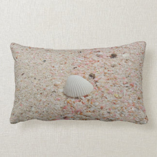 Seashell blanco y almohada rosada de la playa de