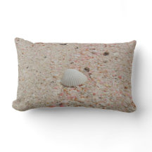 Seashell blanco y almohada rosada de la playa de