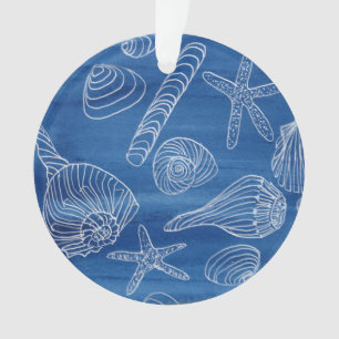 Seashells blancos en el ornamento azul