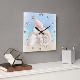 Seashells en el reloj de pared de la playa