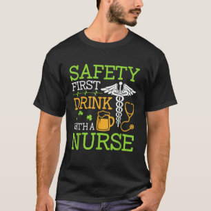 Seguridad Primero Bebe Con Una Camiseta De Enferme