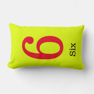 Seis almohadas amarillas con el número seis