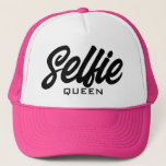 Selfie Queen Funny Sombrero Camionero Rosa<br><div class="desc">Sombrero de camionero rosado Selfie Queen Funny para mujeres y chicas. gorra de béisbol rosa personalizado para los que les encantan las fotos. Diseño elegante con letras a mano. Disponible también en otros colores frescos. Idea de regalo de cumpleaños divertida para amigos,  familia,  adolescente,  hermana,  novia,  etc.</div>