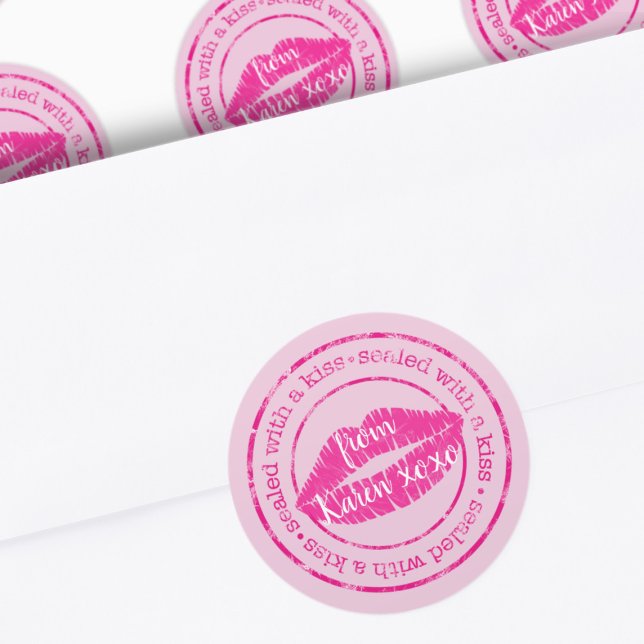 Sellado con un Pegatina redondo Personalizado de l (Just add your name to these cute sealed with a kiss stickers)