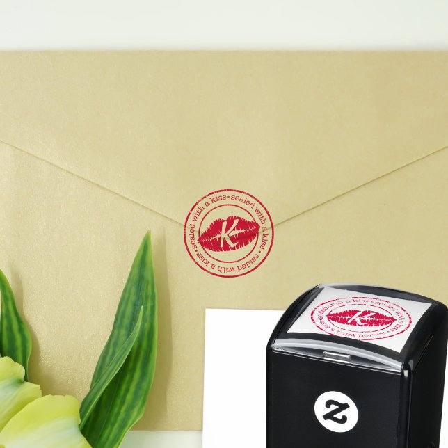 Sellado personalizado con un sello que se besa a s (Add your initial to this Sealed with a Kiss self inking stamp and get stamp happy with your kisses)