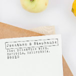 Sello Automático Crear su propia dirección de devolución de máquina<br><div class="desc">Cree su propio sello de goma Retro Typewriter Return Address con esta plantilla de Invintage. Inspirada por el aspecto de las máquinas de escribir antiguas, la tipografía de este diseño es única. Añada los nombres de usted y de su pareja y su dirección a esta plantilla y observe cómo cobra...</div>