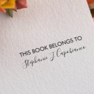 SELLO AUTOMÁTICO CURSIVE ELEGANT ESTE LIBRO PERTENECE PARA AGREGAR