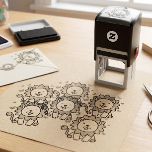 Sello Automático Dibujo animado de león Kawaii sonriente con maripo