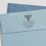 Sello Automático Dirección de devolución de Hanukkah Menorah<br><div class="desc">Comparte saludos de Hanukkah con nuestro estampado de auto-tinta de la dirección de regreso. El diseño incluye los detalles de la dirección de retorno en letras clásicas coronadas por un ilustracion menorah.</div>