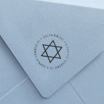 Sello Automático Dirección de devolución de la estrella de David Ro<br><div class="desc">Añade un toque elegante a todas tus invitaciones de bar o de bar de vacaciones y bat mitzvah con nuestro sello de dirección de vuelta de ronda de moda,  con una estrella de David sencilla y moderna rodeada por tu apellido y dirección de retorno.</div>