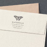 Sello Automático Dirección de devolución de mariposa de vintage<br><div class="desc">El encantador sello de goma de dirección de retorno incluye su nombre y dirección de retorno bajo un ilustracion de mariposa de estilo vintage.</div>