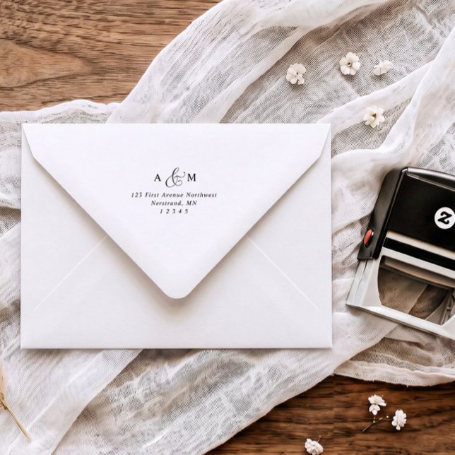 Sello Automático Dirección de devolución de sobre de boda con letra (Luxury calligraphy wedding return address stamp with couple initials and elegant ampersand)
