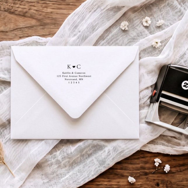Sello Automático Dirección de devolución de sobre de boda de corazó (Minimalist wedding return address stamp with couple initials and small heart)