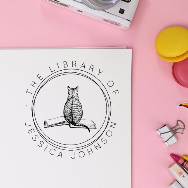 Sello Automático El gato en la biblioteca moderna del libro (Subido por el creador)