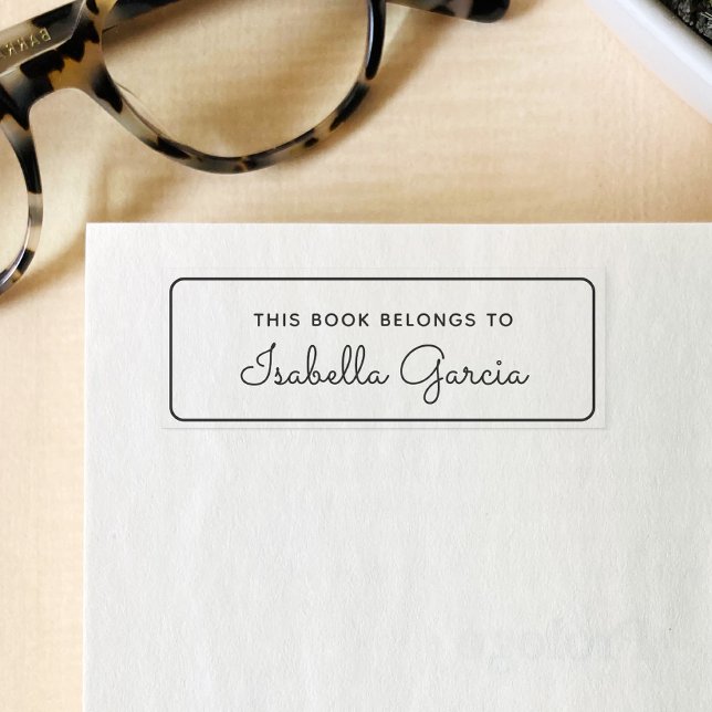 Sello Automático El Libro Personalizado Pertenece A Un Guión Modern (Modern Stylish and simple This Book Belongs To stamp, with a beautiful script typography.)